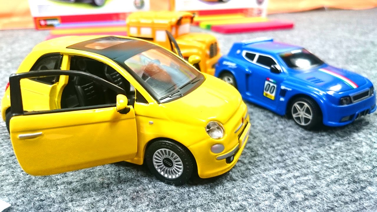 Басси и Спиди собирают конструктор машина Fiat 500