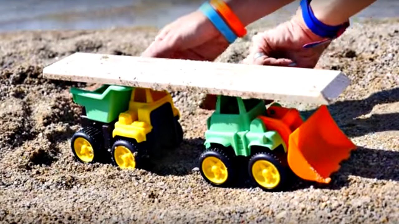 Играем на пляже с машинками. Строим детскую площадку.