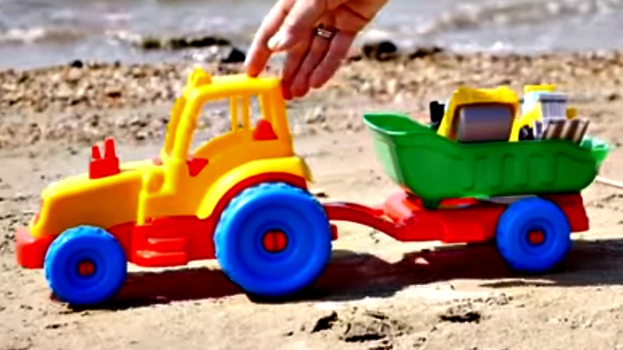 Игрушечные машинки на пляже. Играем с песком. Строим гараж.