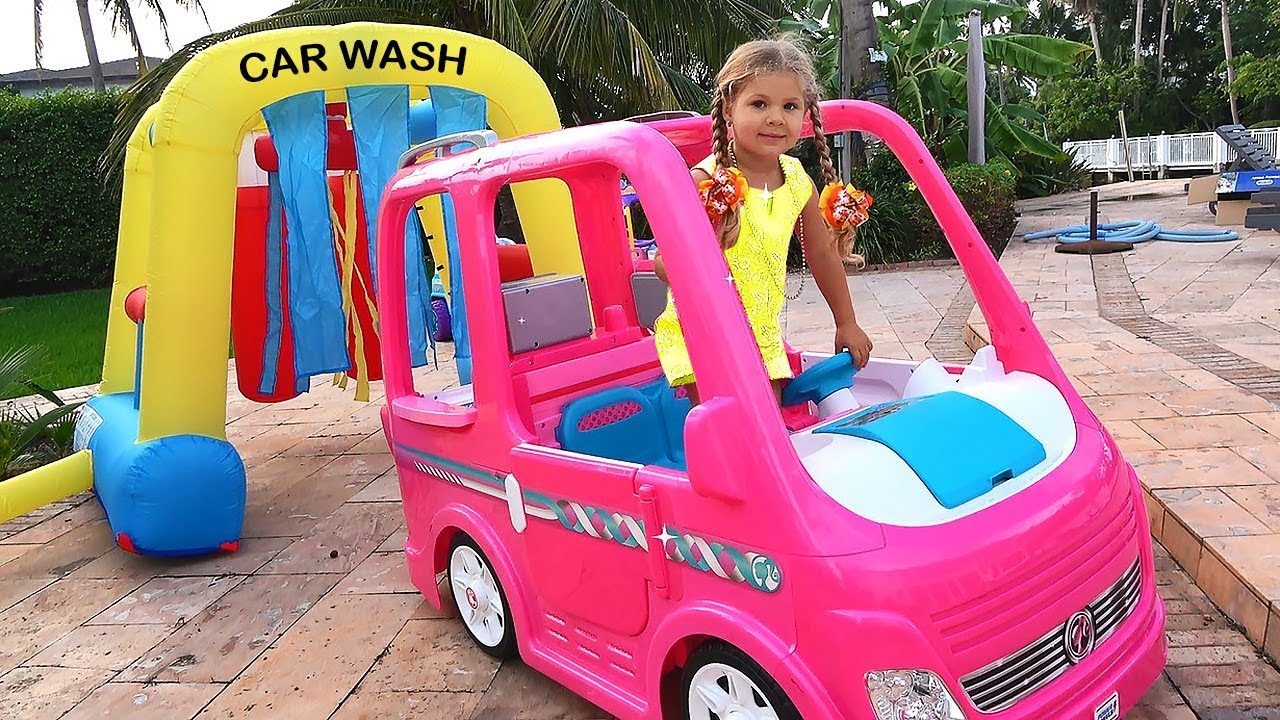 Diana and Papa Pretend Play car wash