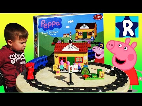 Рома и Диана Собирают Конструктор с Игрушками Peppa Pig Train Station Construction Set Lego Duplo