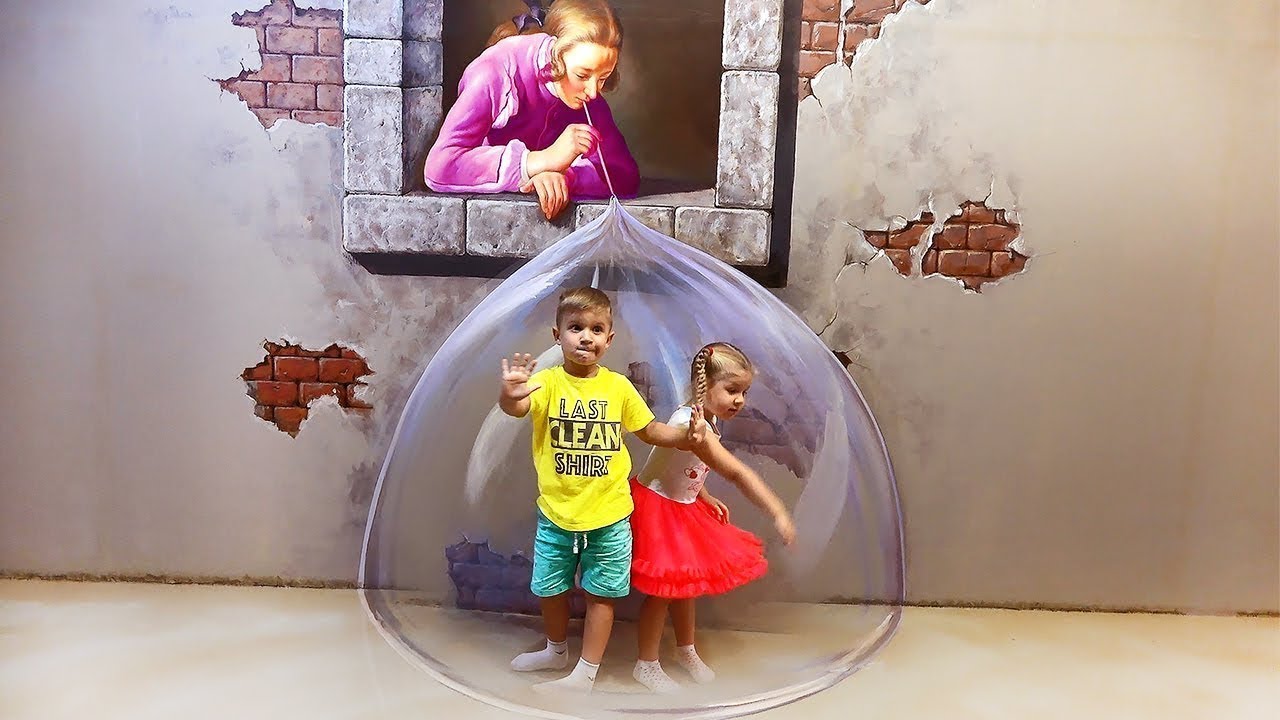 Roma and Diana Pretend Play at 3D Art Museum