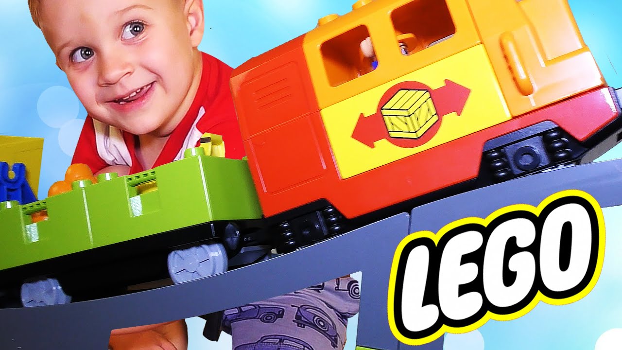 Рома играет с LEGO - Большой Поезд