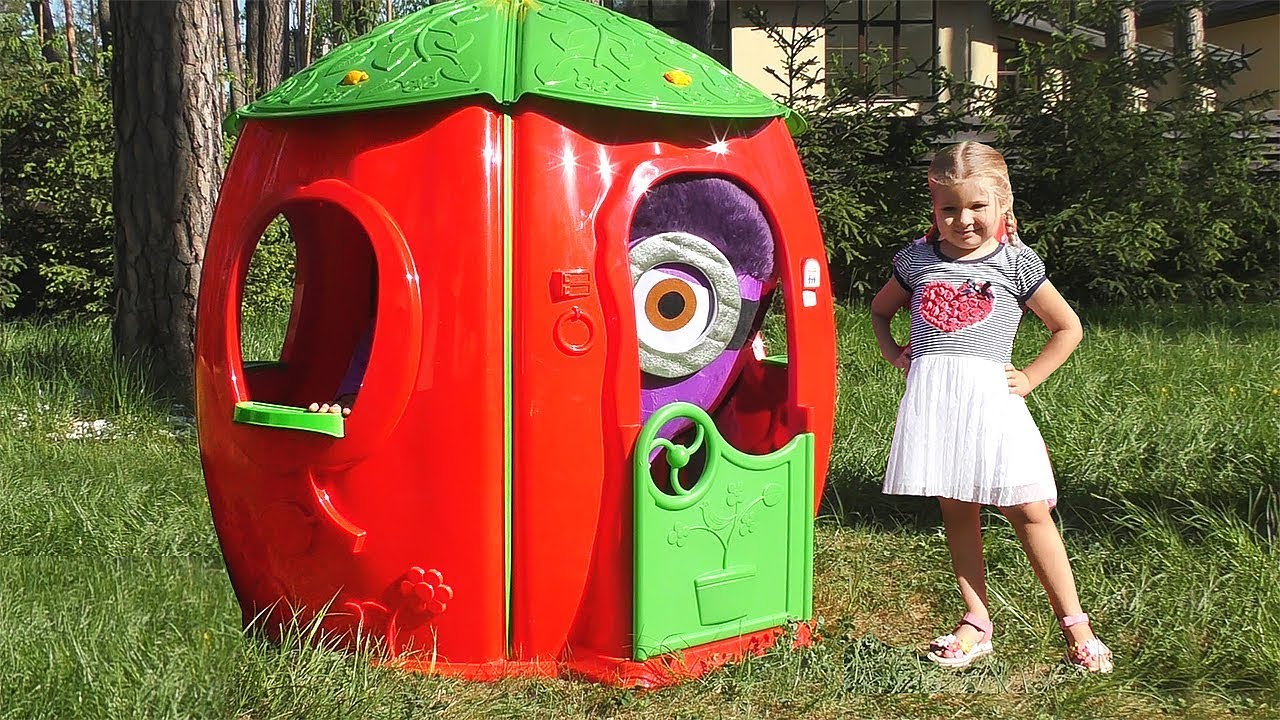 Diana Pretend Play with funny Minions and Playhouse
