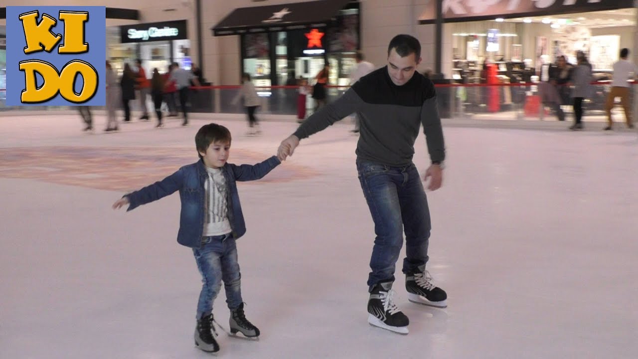Первое катание на коньках учимся кататься детское видео Влог ТРЦ ВегасThe first skating child
