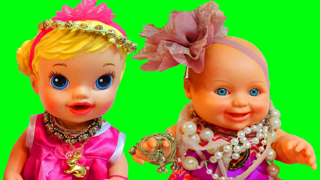 Игры для девочек с Куклами Пупсы Примеряем Мамины Украшения Браслеты Бусы Ожерелье Видео для детей