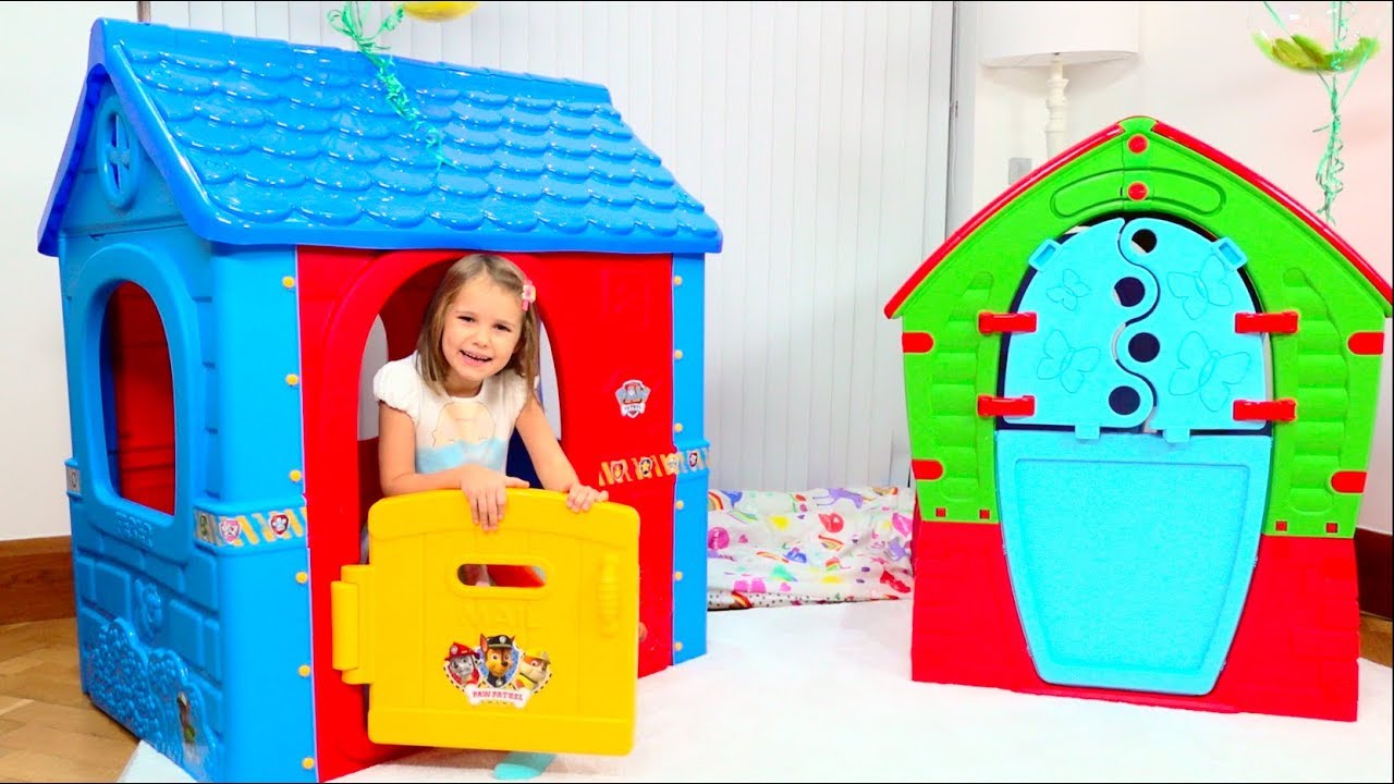 Дети устроили магазин по продаже игровых домиков