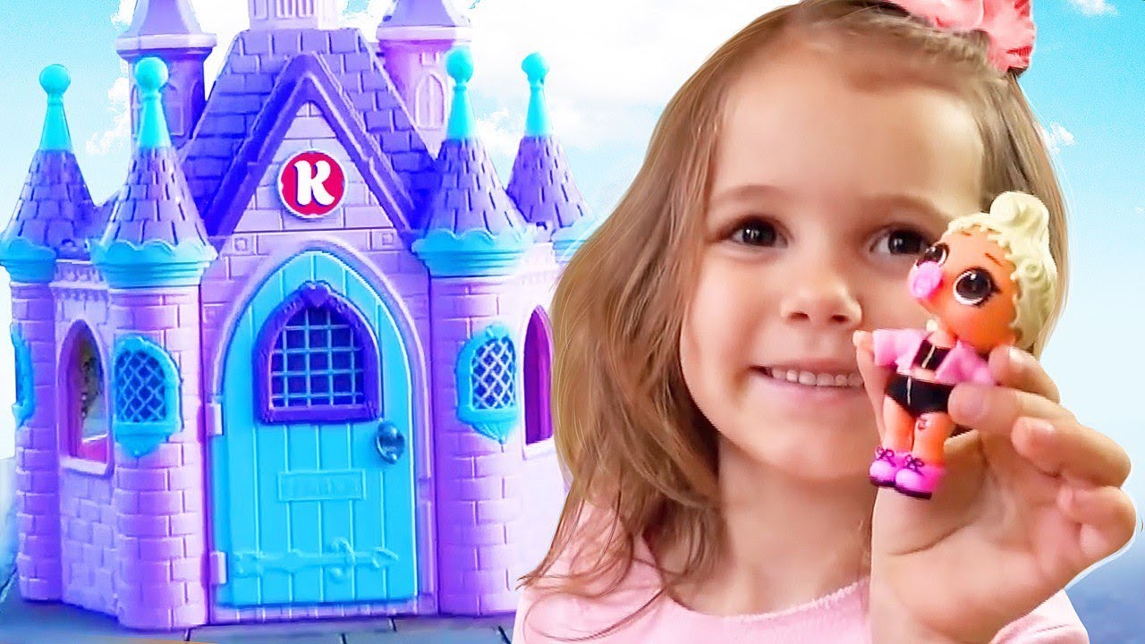 Катя играет с игрушками и огромный домик Принцессы в подарок