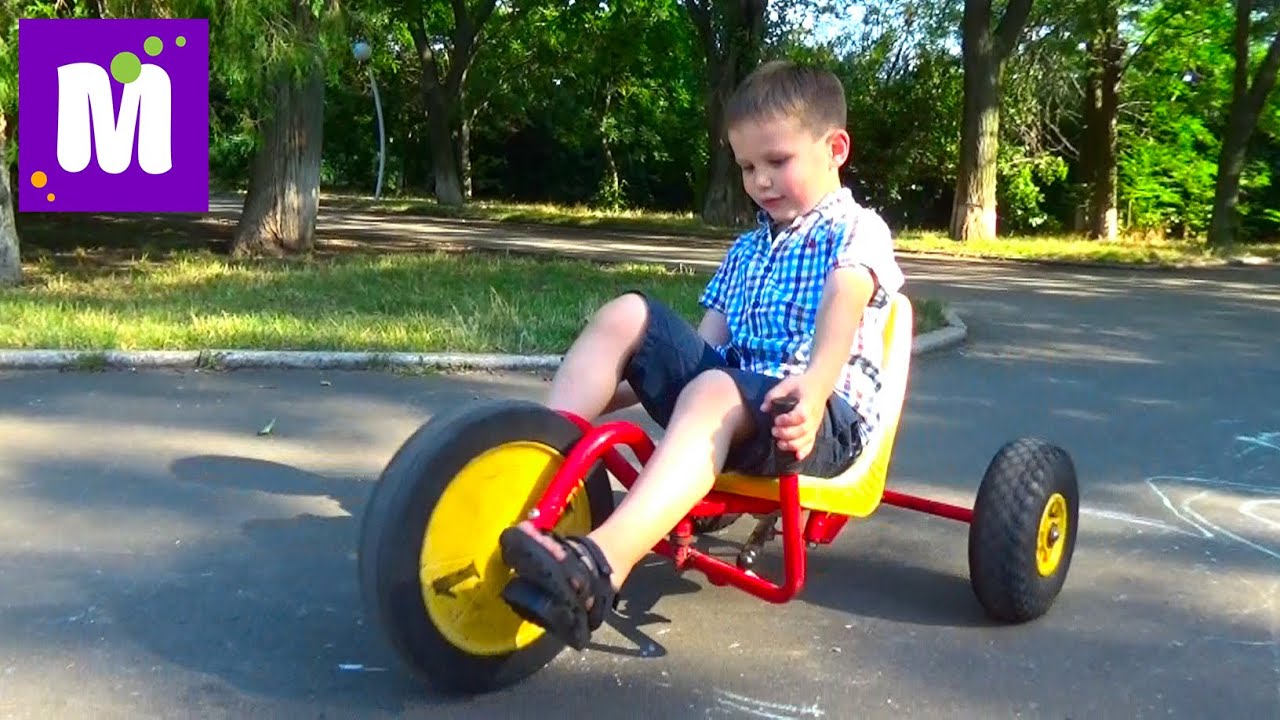 ВЛОГ Макс катается на велосипедах и машинках в парке Одесса