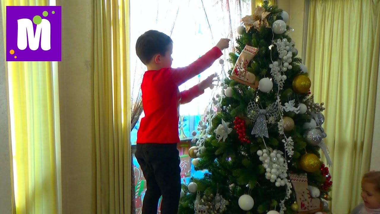 Макс наряжает Новогоднюю ёлочку, декорируем дом
