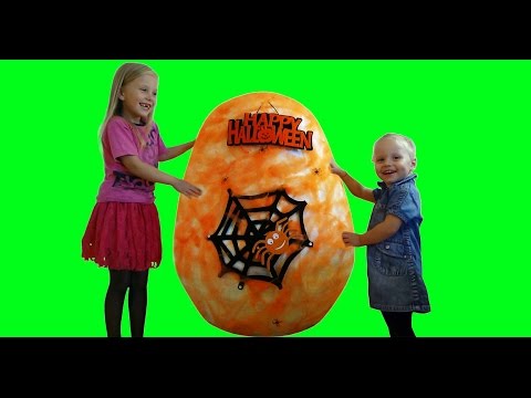 Николь и сестричка открывает гигантское яйцо с сюрпризами на Хэллоуин !