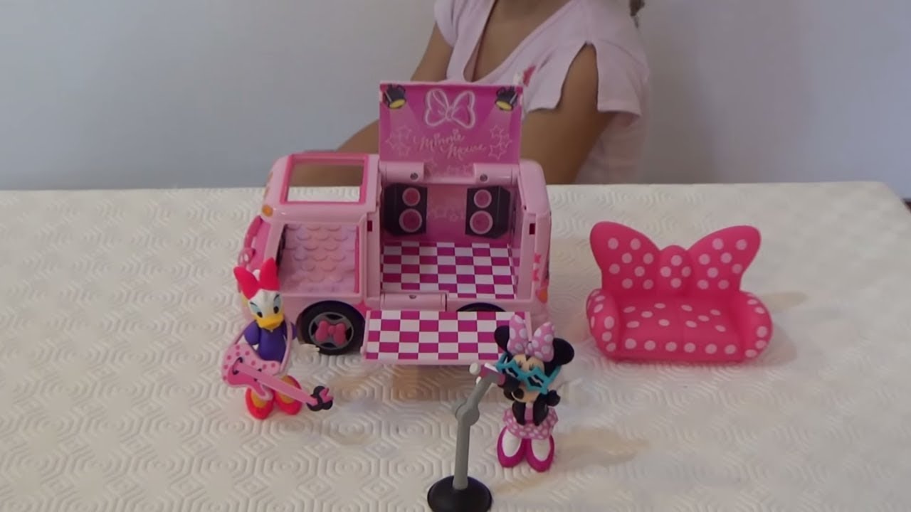 Николь открывает игрушечный автобус Мини Маус !