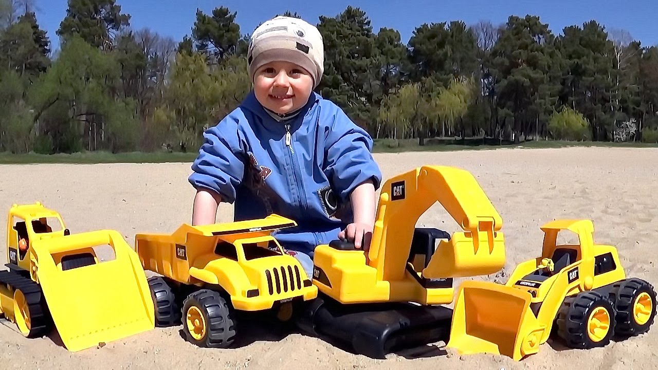 Машинки на песке и малыш Даник - Играем рабочими грузовыми машинками