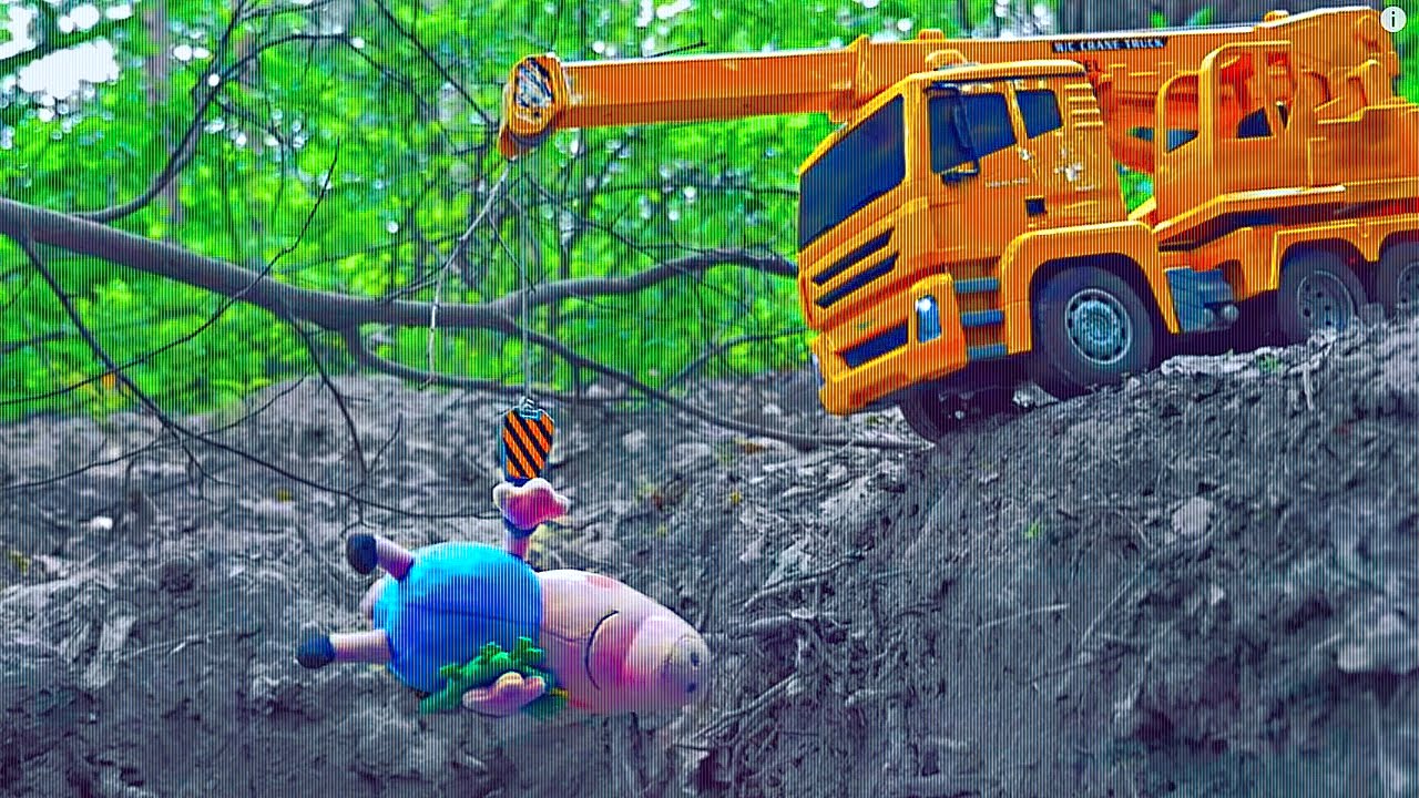 Автокран спасает Свинку Пеппу и её друзей - Развлекательное детское видео. Peppa Pig and Truck Crane
