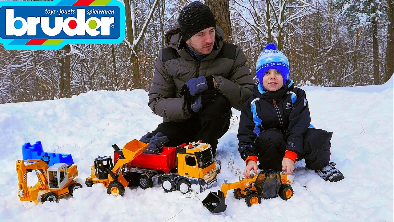Машинки БРУДЕР и снежная стена - Даник и папа играют со снегом в машинки Погрузчики и Экскаватор