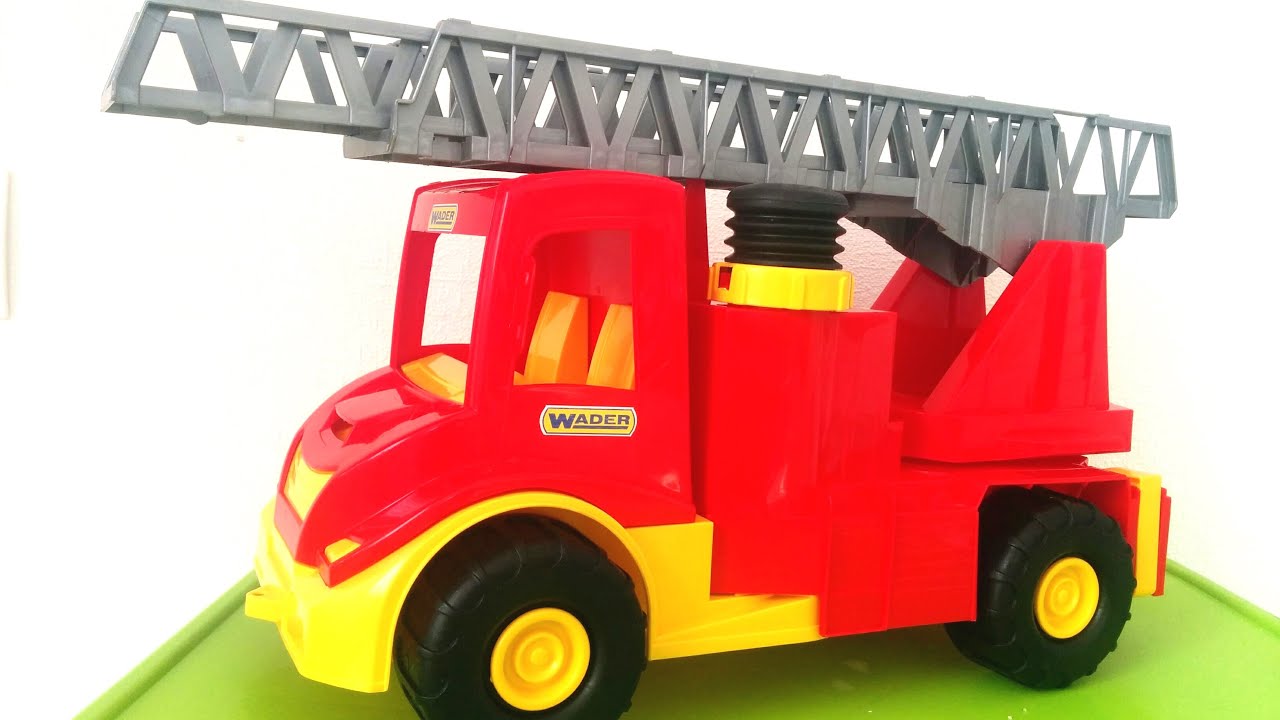 Видео для детей !Большая Пожарная машина тушит пожар! Полина как настоящий пожарник