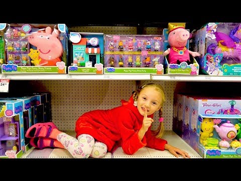 Polina and Mama pretend play hide and seek in toy store. Video for kids