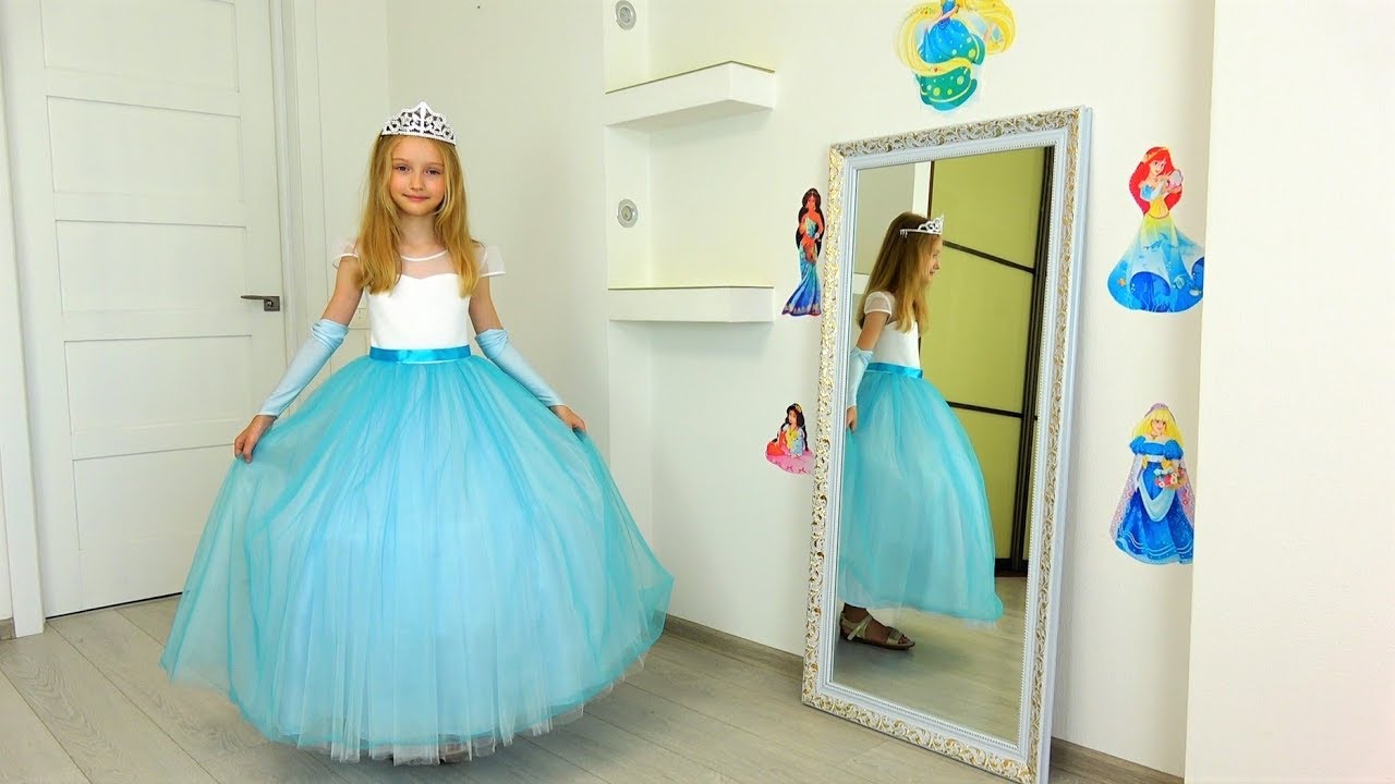 Полина выбирает платье на вечеринку и волшебное зеркало
