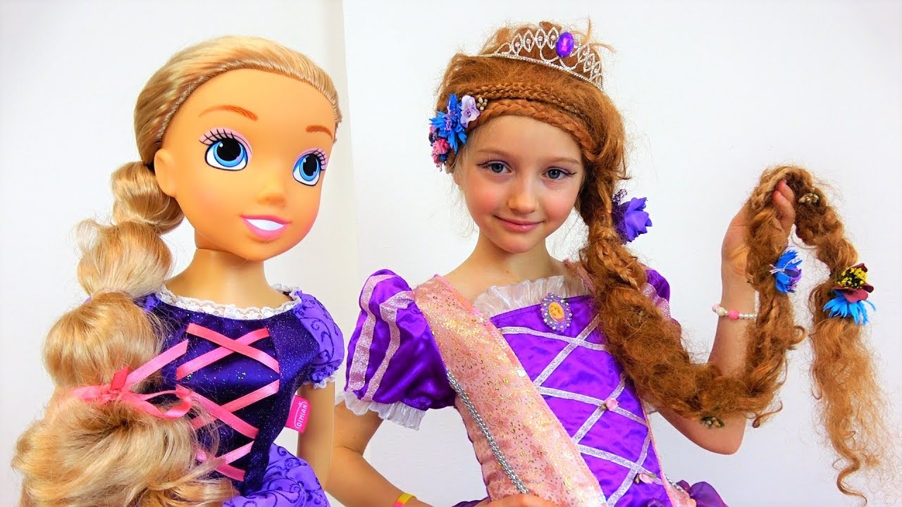 Полина превратилась в Принцессу Рапунцель и играет с новой куклой