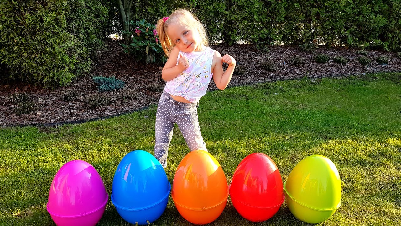 Алиса нашла куклы и игрушки в огромных яйцах / Giant toy eggs with surprise
