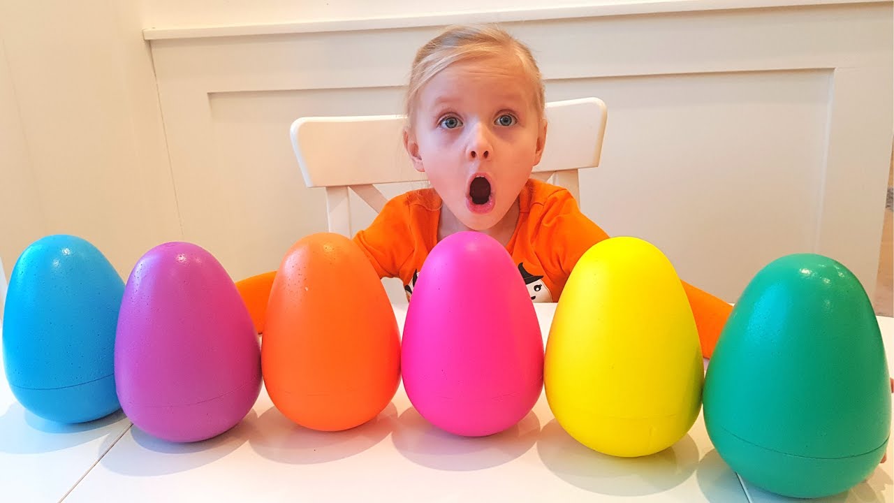 Алиса открывает игрушки в огромных цветных яицах или Child opens Giant toy eggs with surprise