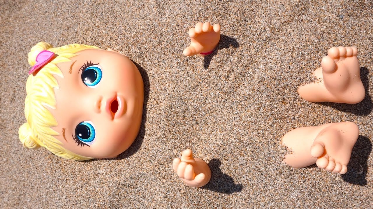 Кукла Даша на пляже, играем с песком и пляжными игрушками