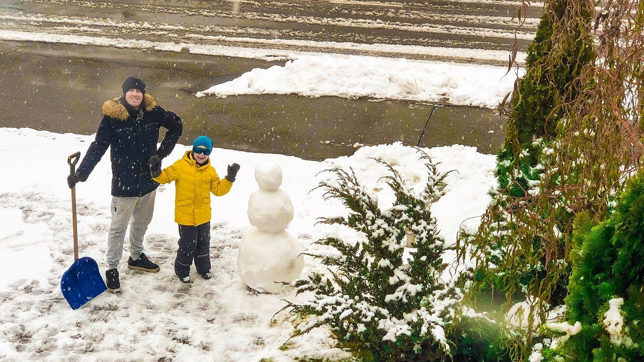 Илья и папа забросали маму снежками!