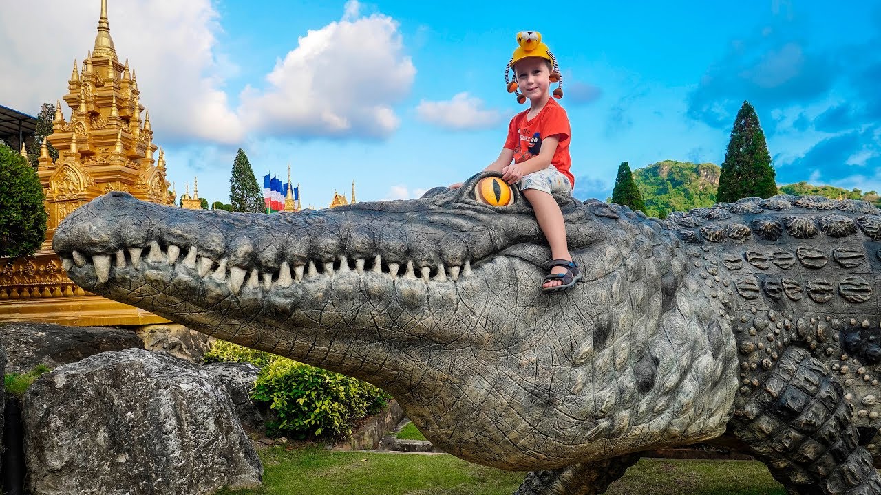 Илья и папа оседлали крокодила и убежали от динозавра в тропиках Нонг Нуч