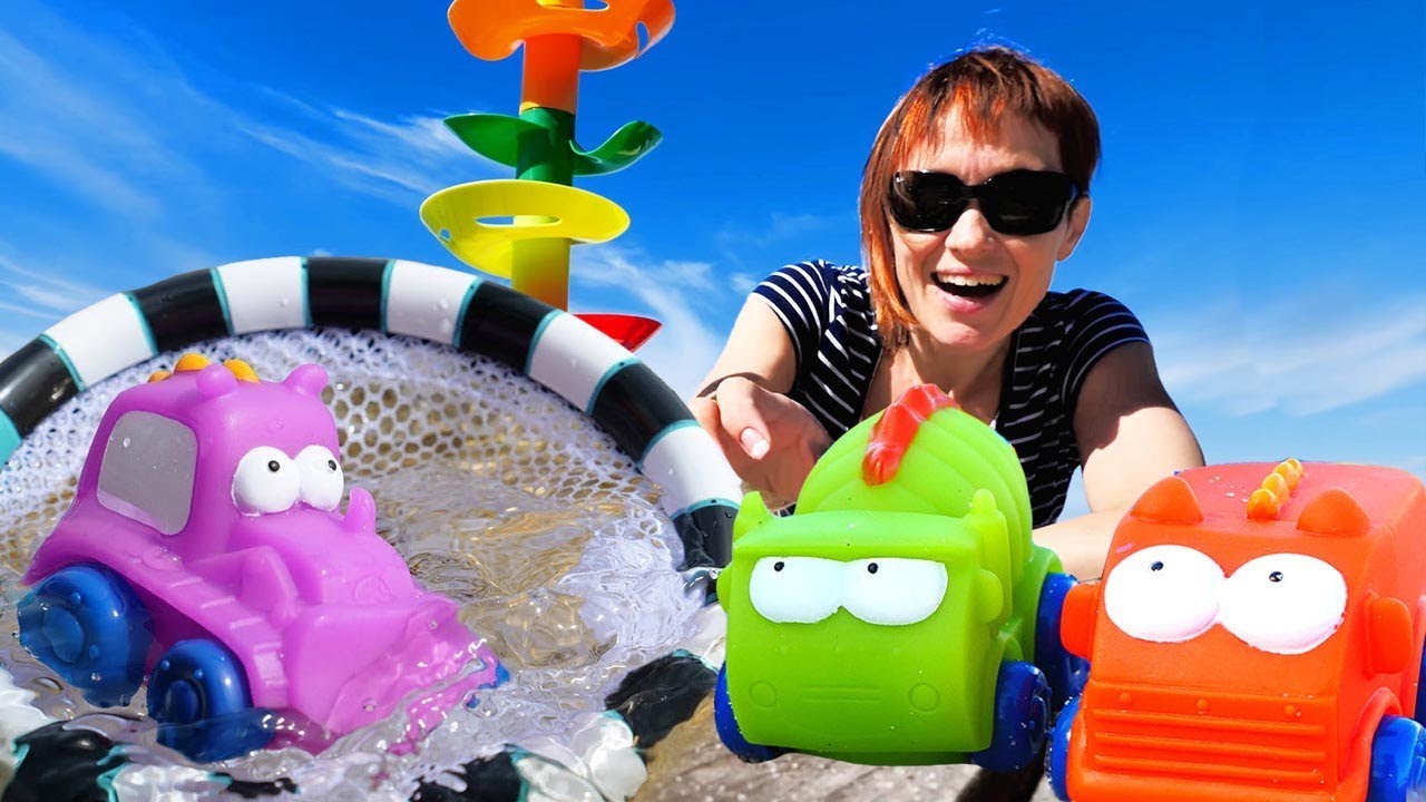 Игры в машинки на пляже с Машей Капуки. Мультики для малышей.