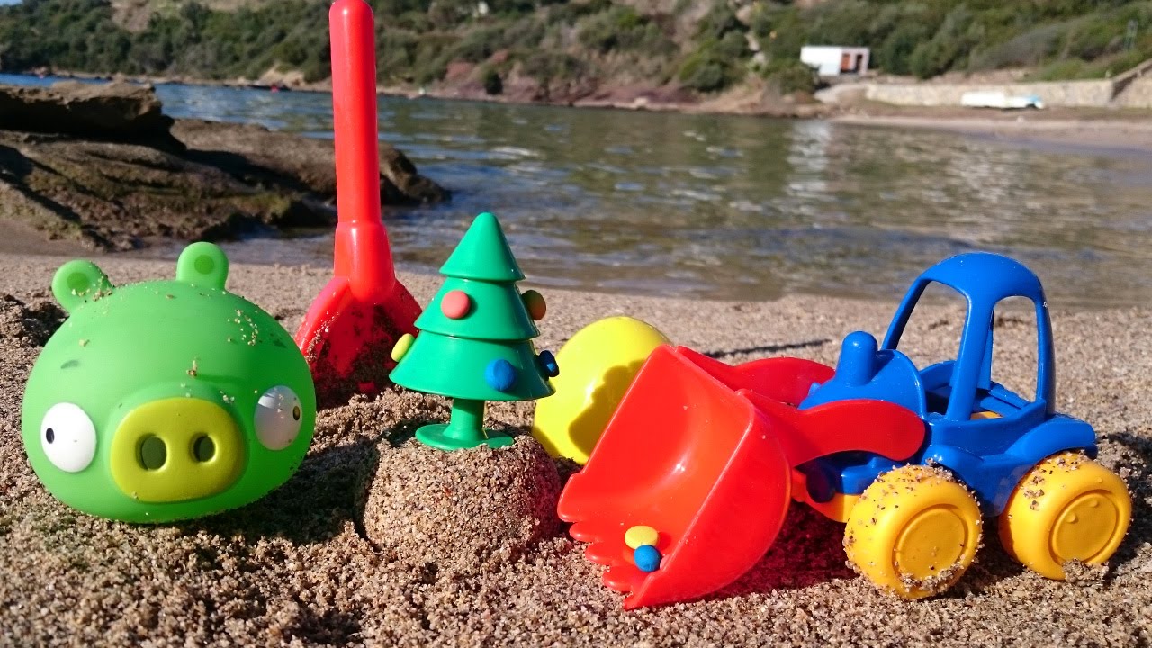 Новогоднее видео для детей - Грейдер на пляже ищет сюрприз