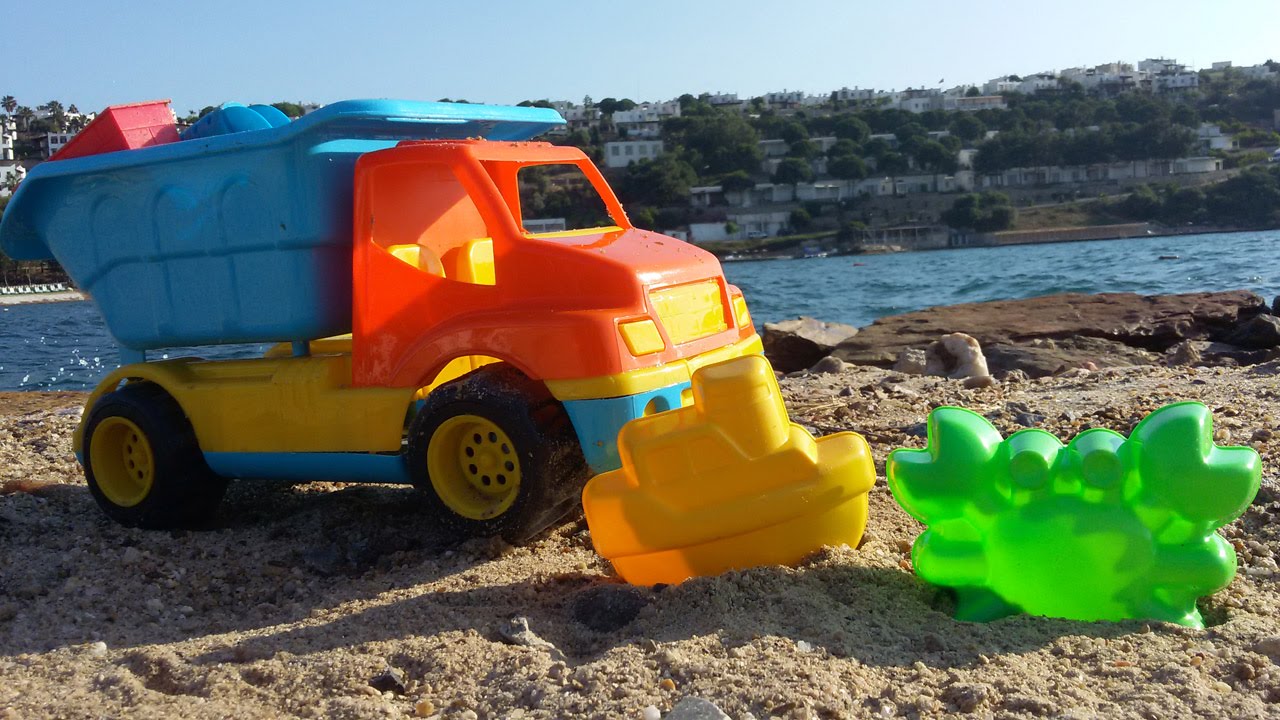 Игрушечный грузовик и сюрпризы. Игрушки и машинки на пляже