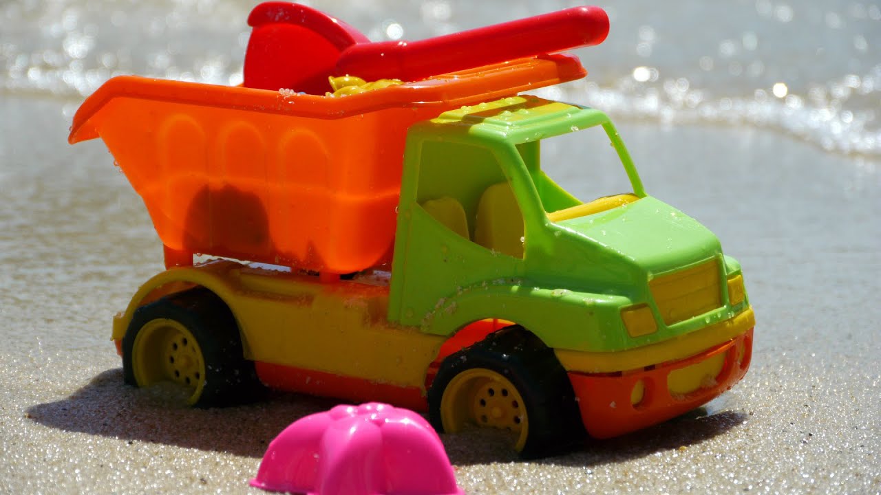 Мультфильм про грузовик и формочки на пляже - едем на море с детьми