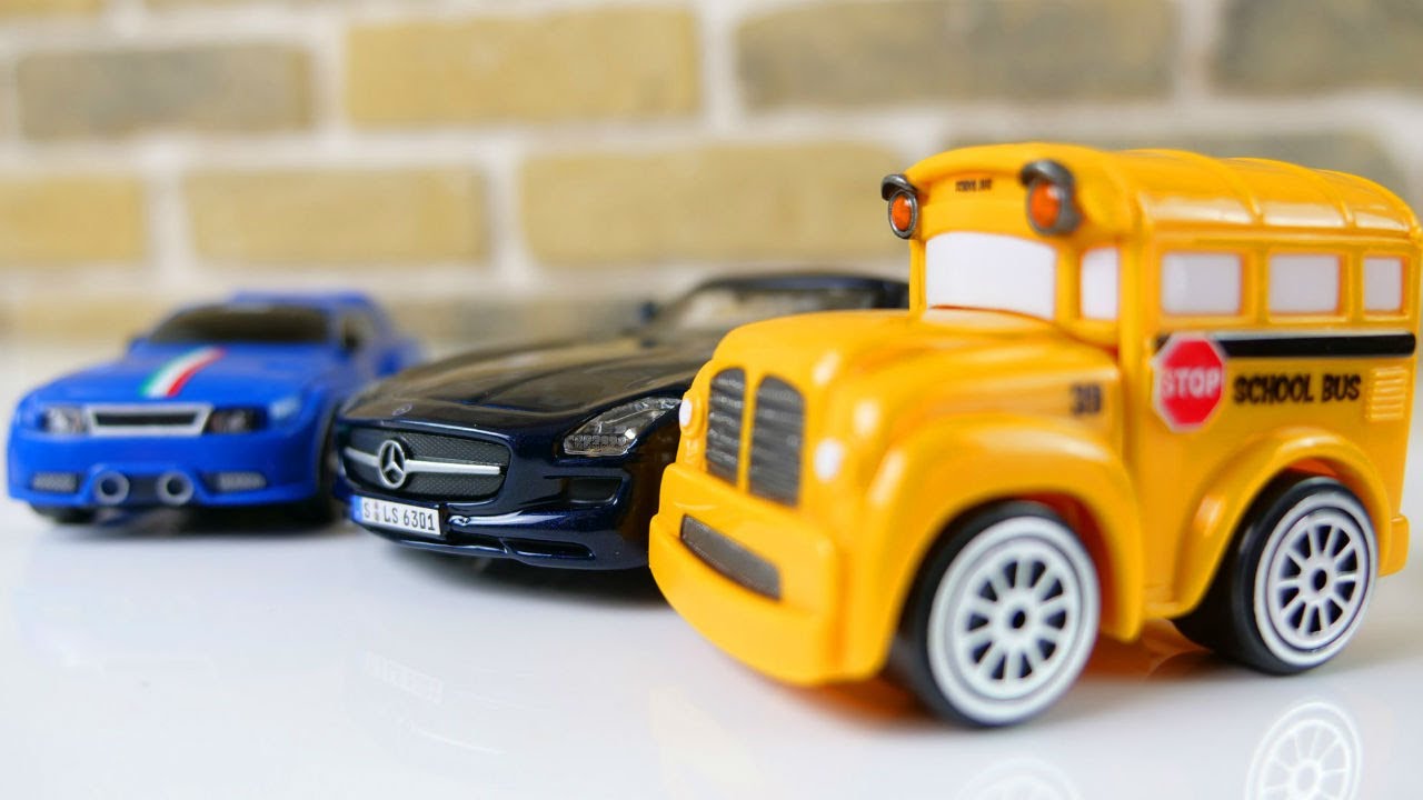 Машинки собирают конструктор - Mercedes Benz и Mini Cooper