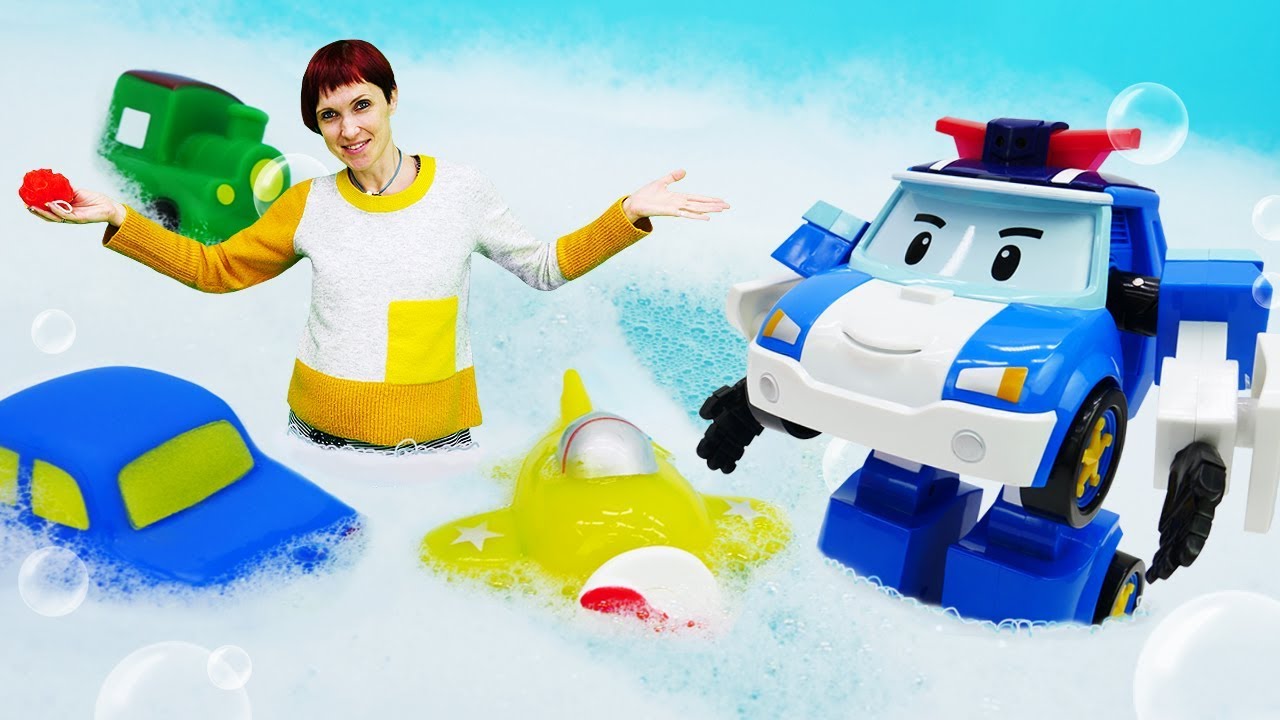 Робокар Поли и Маша Капуки моют игрушки машинки.