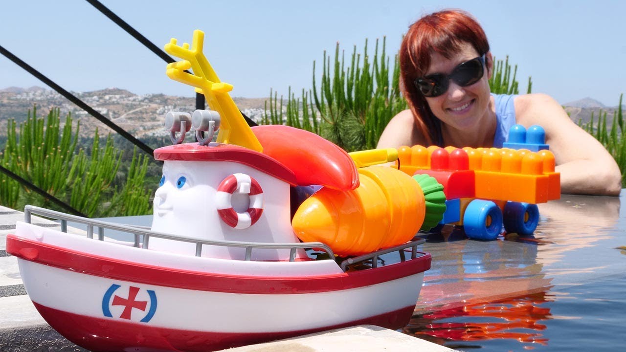 Маша Капуки играет с корабликом Элаяс. Видео для детей.