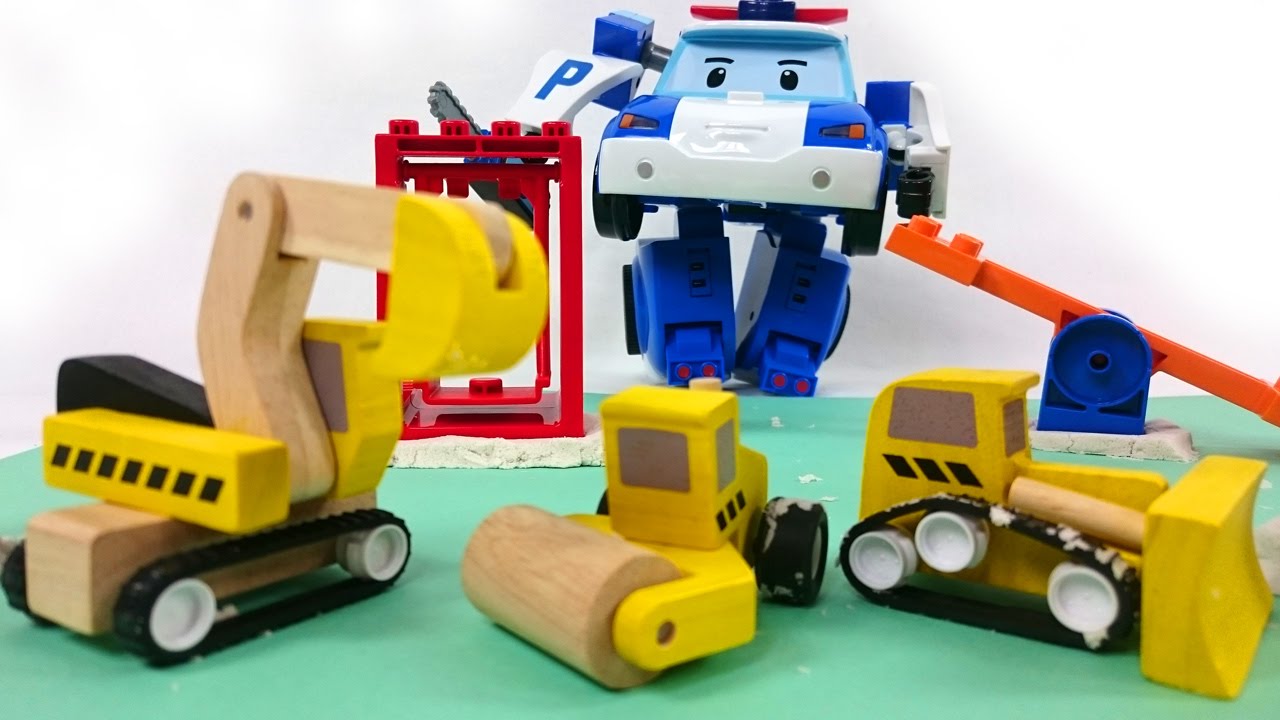 Робокар Поли помогает рабочим машинам на детской площадке