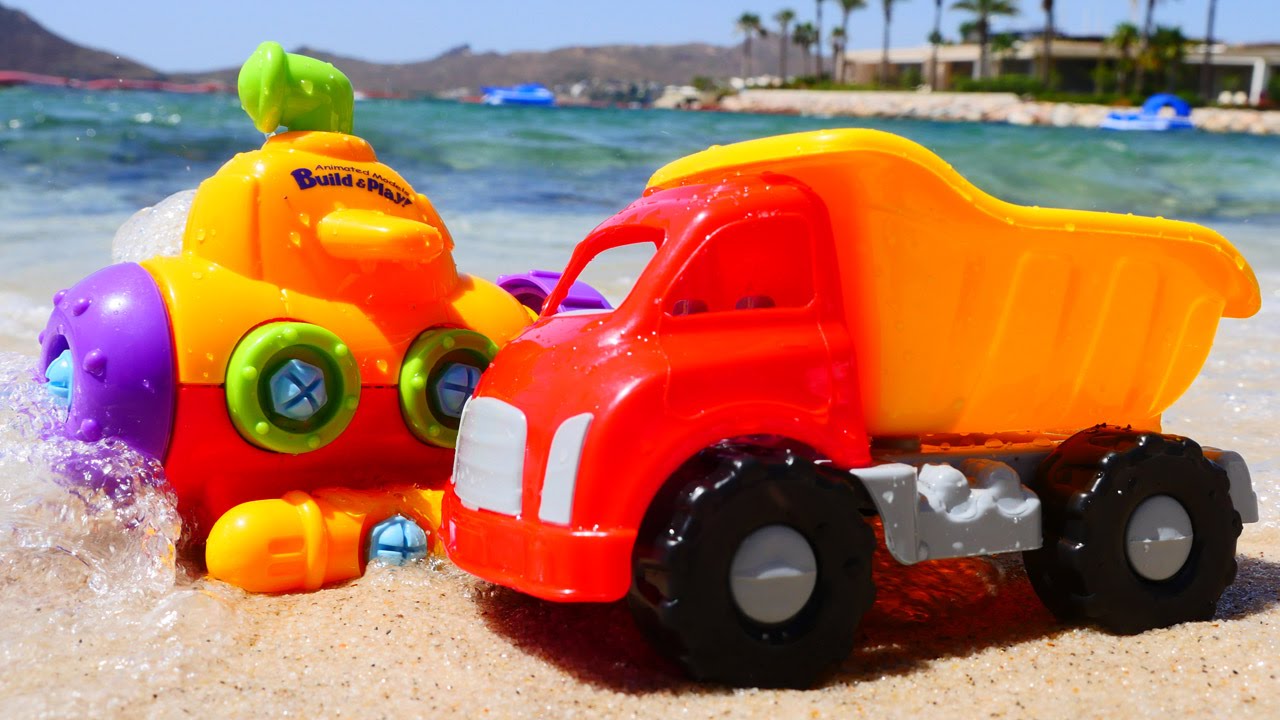Видео про машинки на пляже - игрушечный конструктор - подводная лодочка