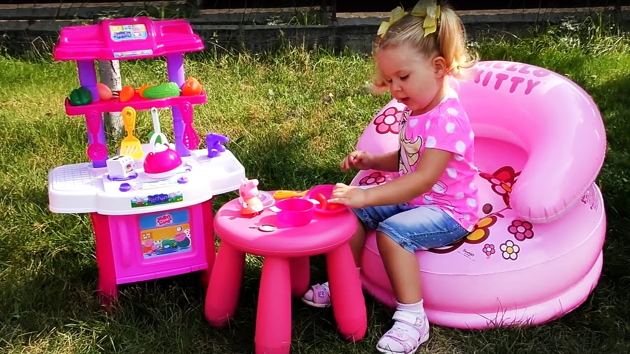 Диана играет с игрушками из мультика Свинка Пеппа, Сюжетные Игры для Детей