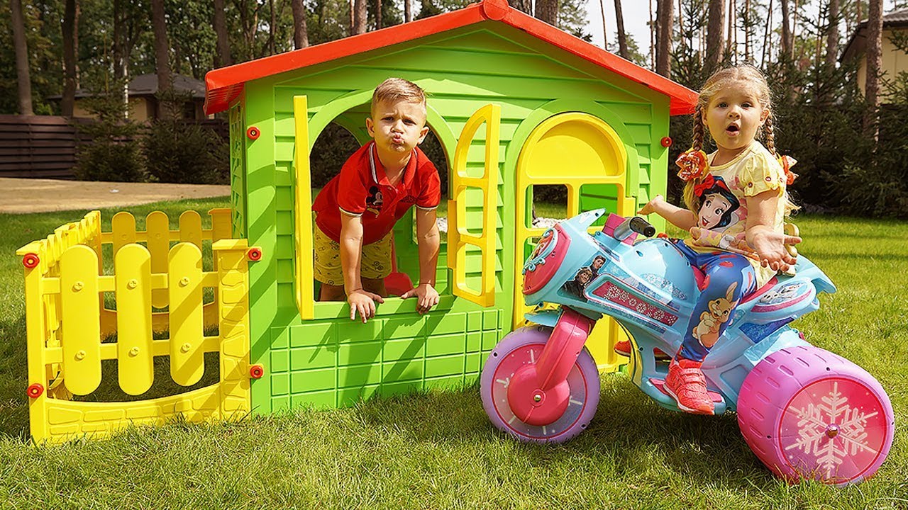 Diana and Roma Pretend Play with PlayHouse for children