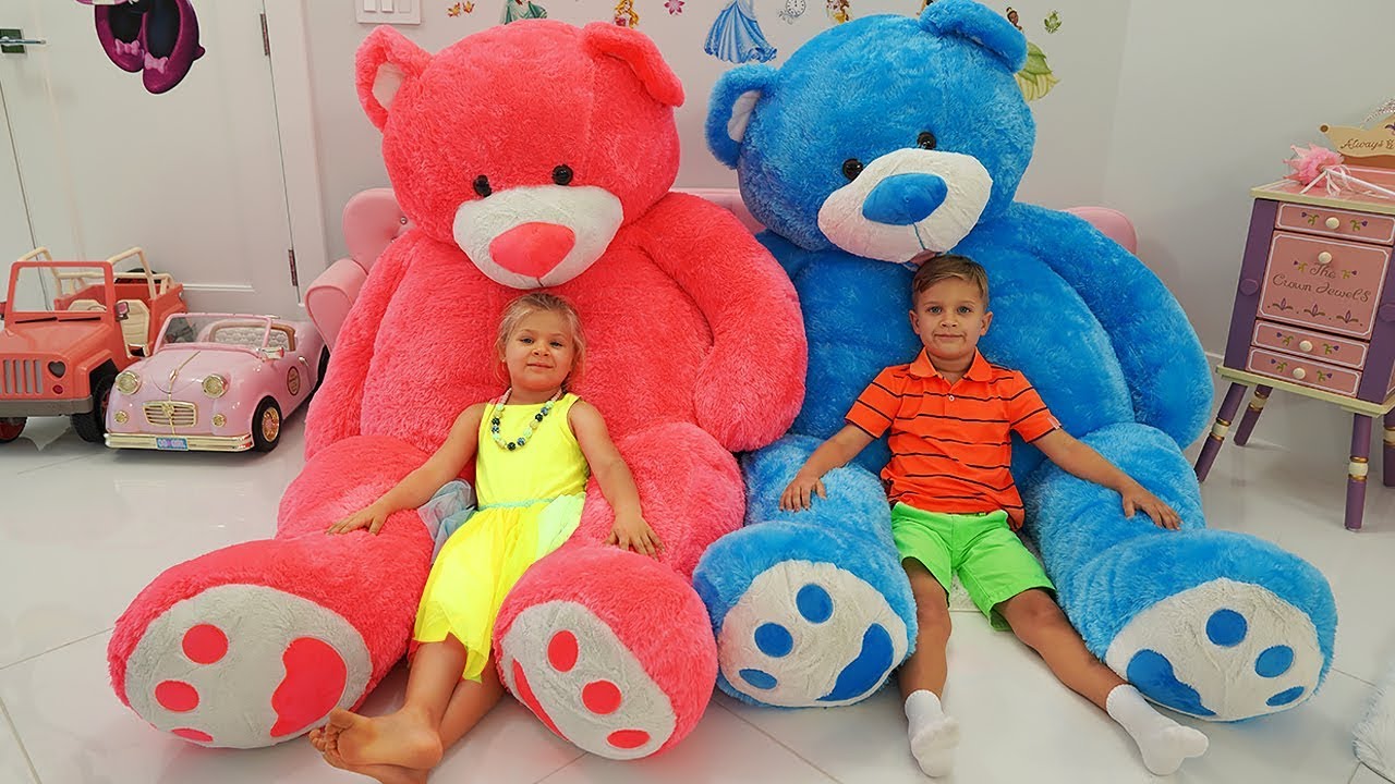 Diana and Roma play with Giant Teddy bears