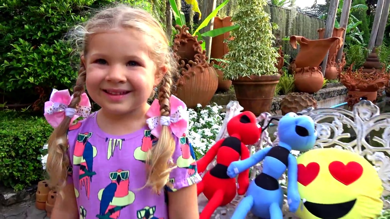Diana looking for colored Toys, video for kids with Finger Family song