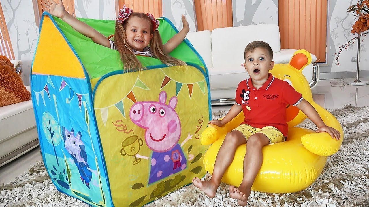 Diana and Roma play with Peppa Pig toy tent
