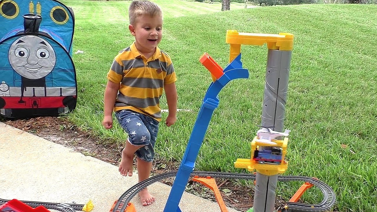 Рома играет с Паровозиком Томас, видео для детей / Roma plays with a toy train Thomas