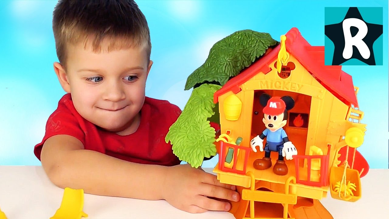 Рома играет домиком Микки Маус и Пожарной Машинкой