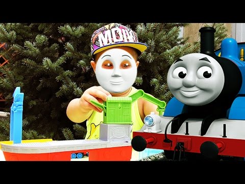 Рома играет с игрушками Томас и Его Друзья Видео Для Детей