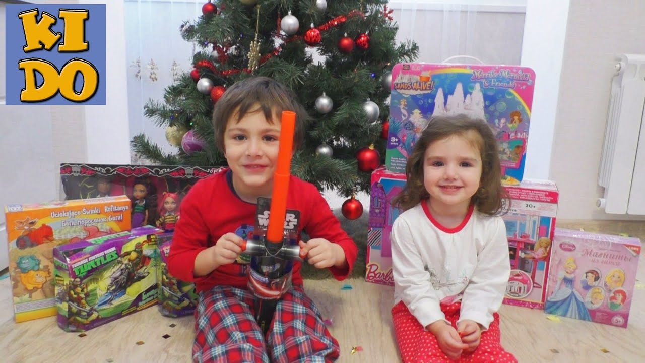 Подарки от Деда Мороза под елкой на Новый Год распаковка игрушек