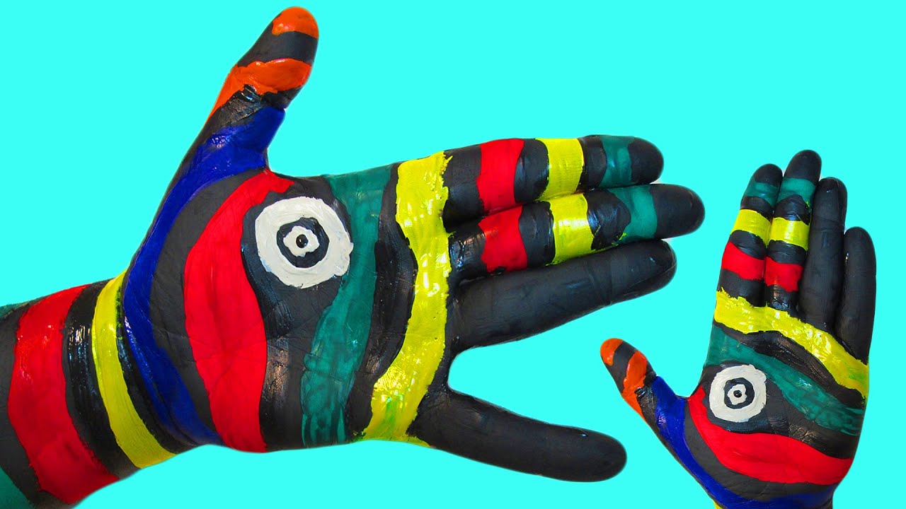 Куклы пупсики Учим цвета рисуем Радужную зебру на руке Пальчиковые краски Развивающее видео