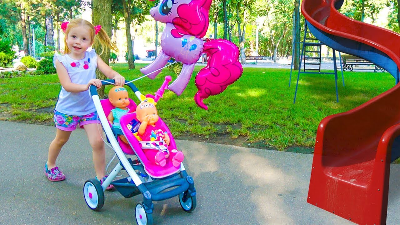 Настя КАК МАМА и Куклы Пупсики на детской площадке в парке Забавный инцидент