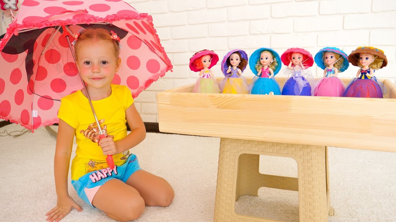 Настя собирает сюрпризы и куклы под дождём Видео про игрушки Nastya pretend play with toys and dolls