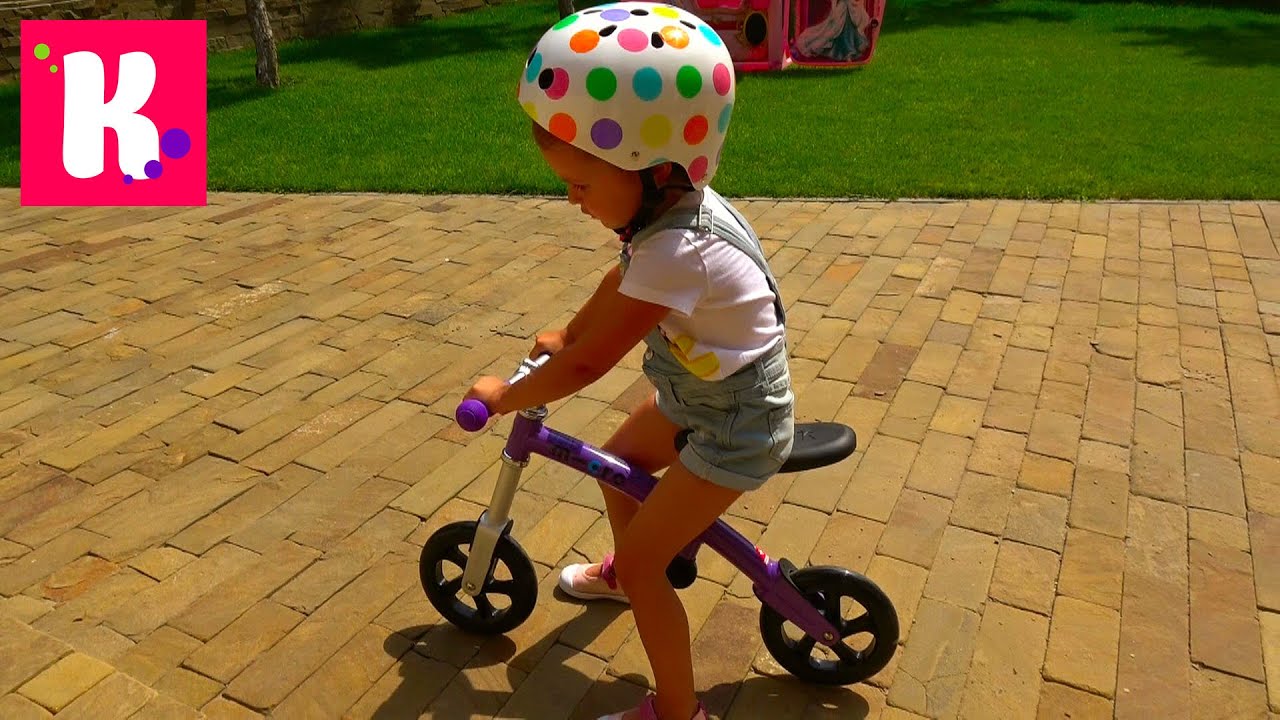 Балансир M-cro и супер шлем / Катя учится ездить на беговеле / велобеге